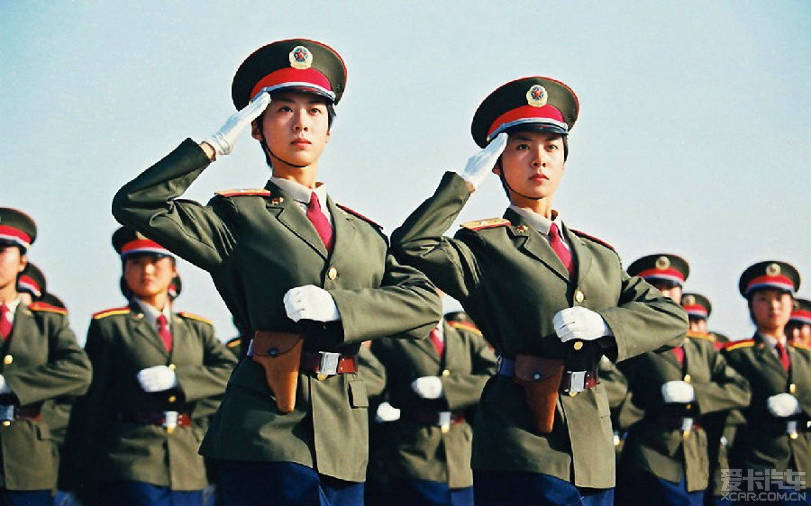 2015年大閱兵三軍儀仗隊護旗手首現女兵