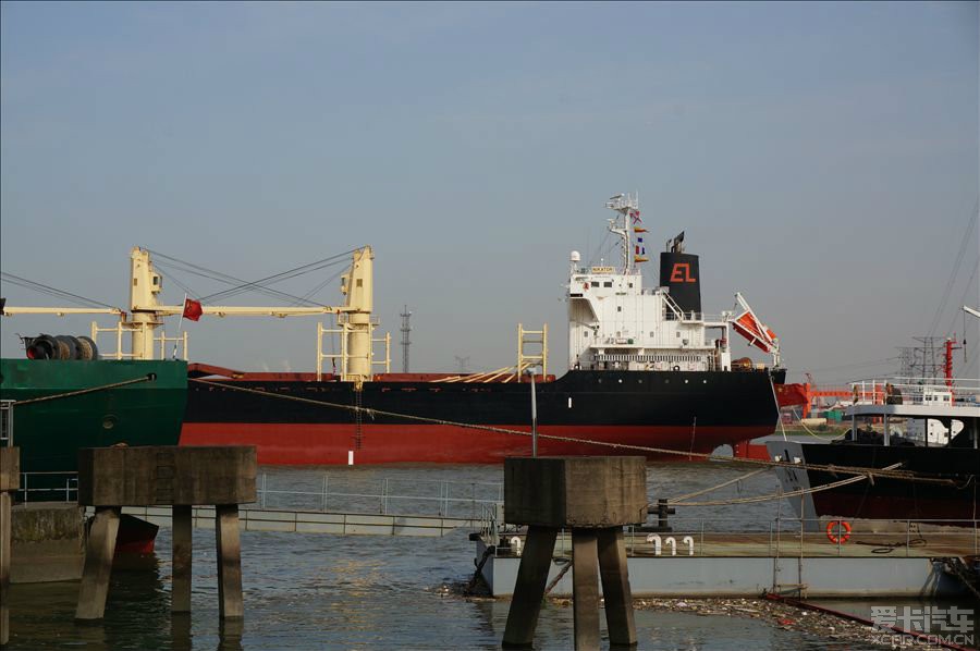 在黄浦江中航行的万吨货轮