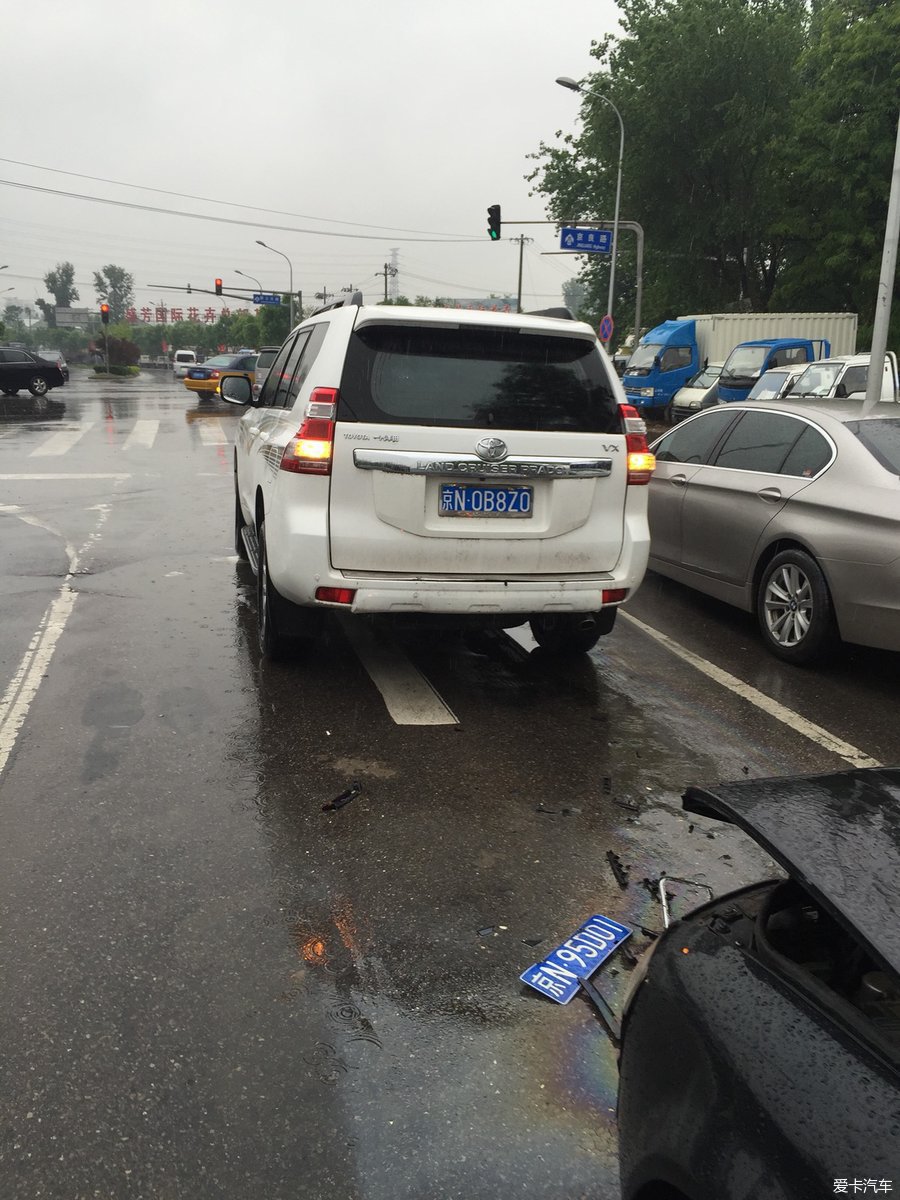 【图】雨天被追尾_1_普拉多论坛_爱卡汽车