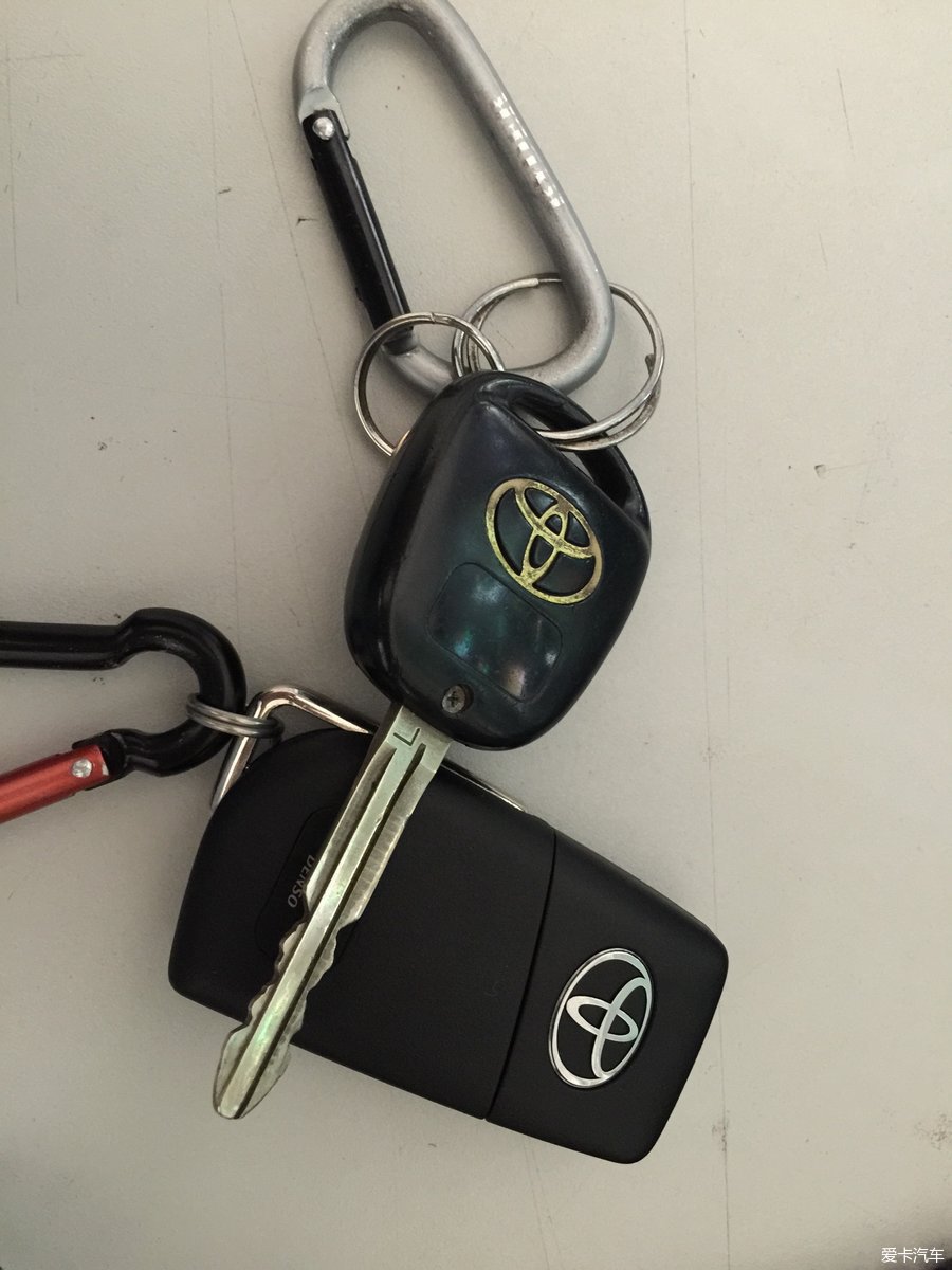 新旧丰田钥匙对比,旧的是fj,新的是卡罗拉