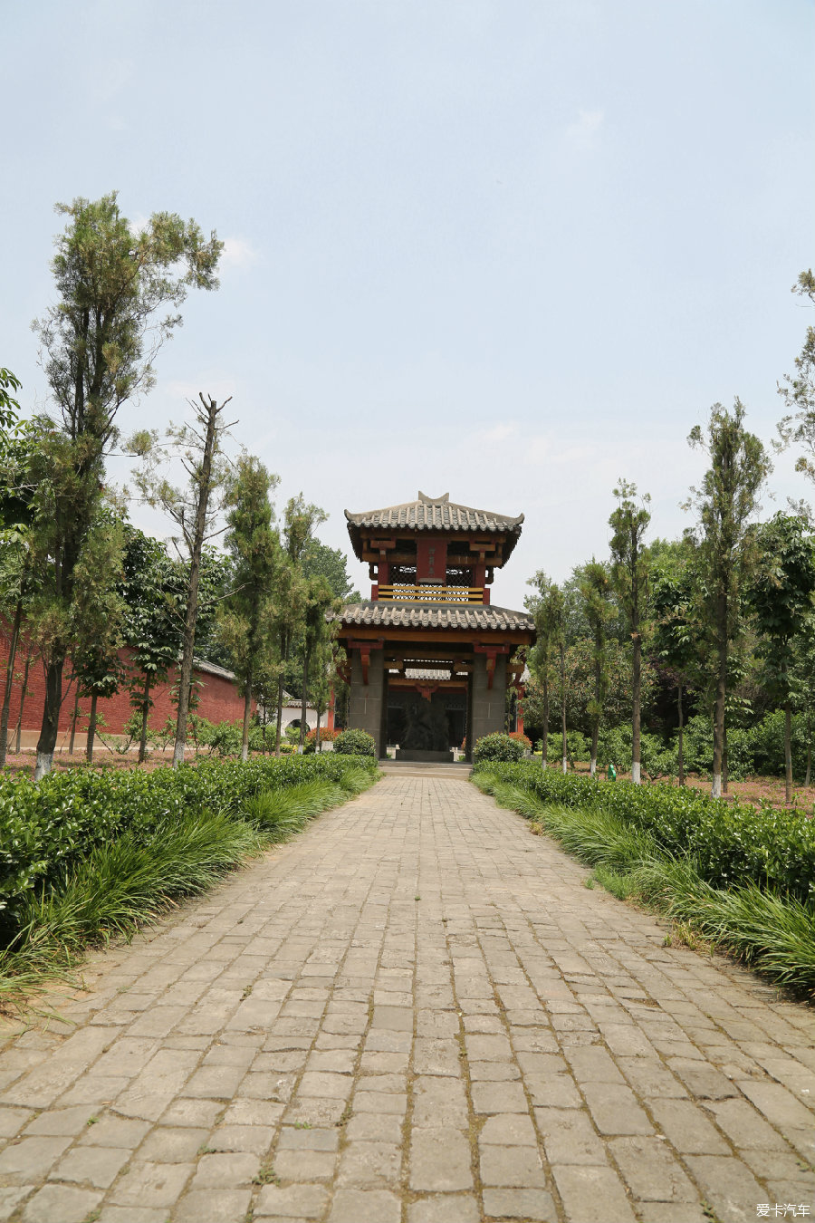 順著東跨院的小道,來到一座建築——劉關張桃園三結義