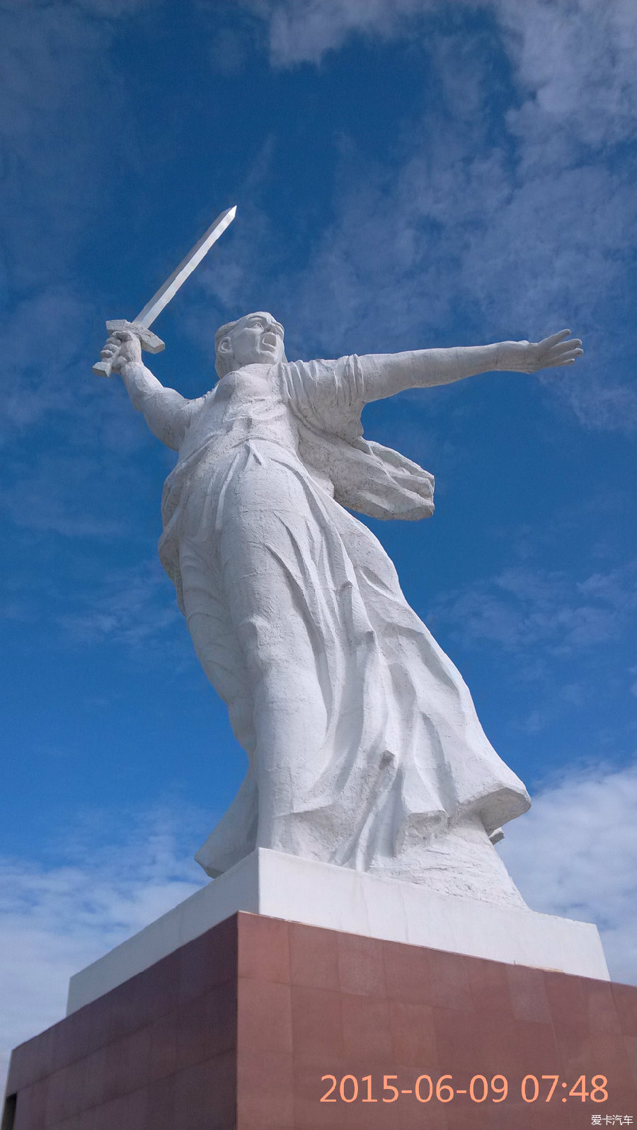 基辅广场女神雕像图片