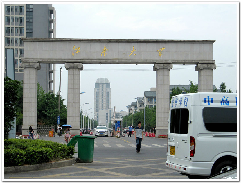 江汉大学校门图片