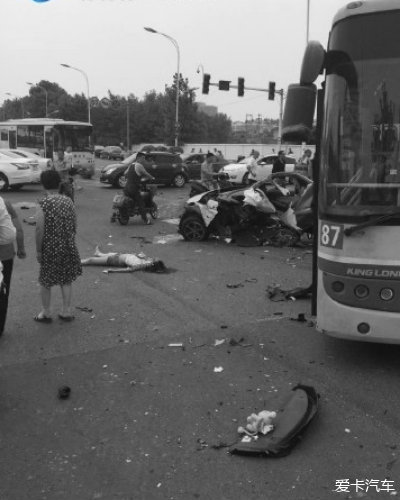 端午节下午2点,南京一宝马车撞散马自达轿车,两人当场死亡