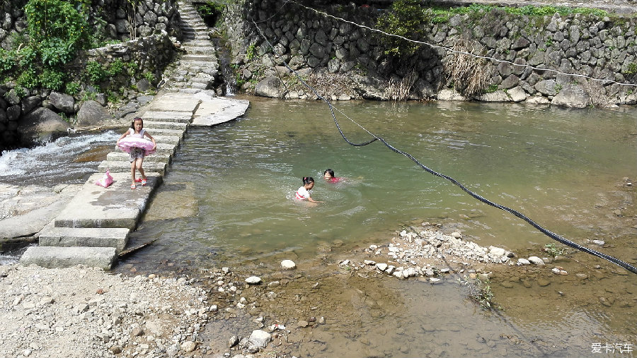 农村女孩游泳 河边图片