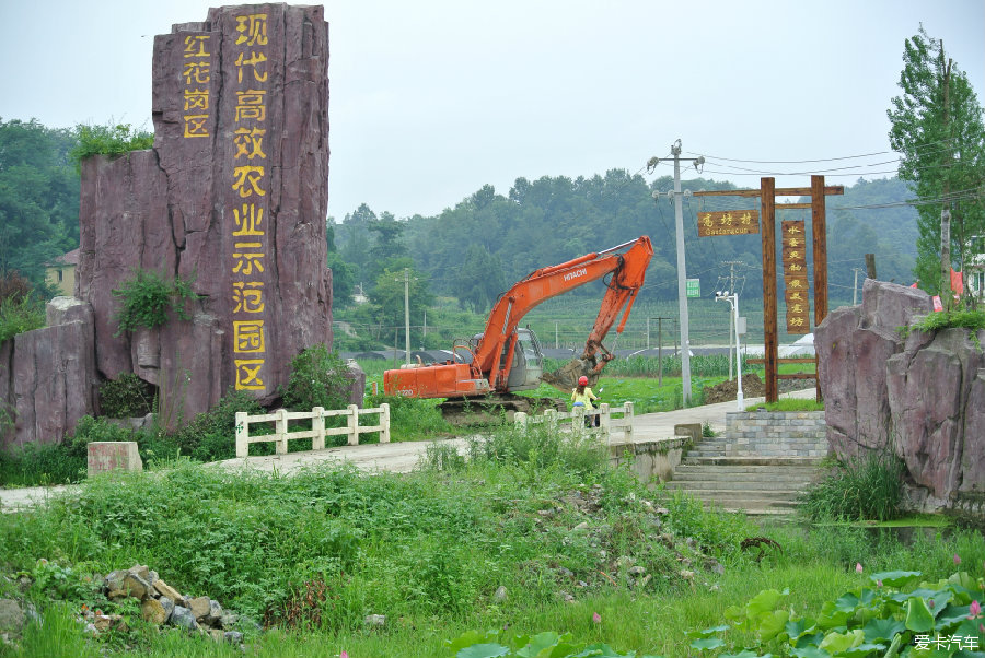 高坊村位于遵义市红花岗区深溪镇南部,距市中心16公里,是贵州省级高效