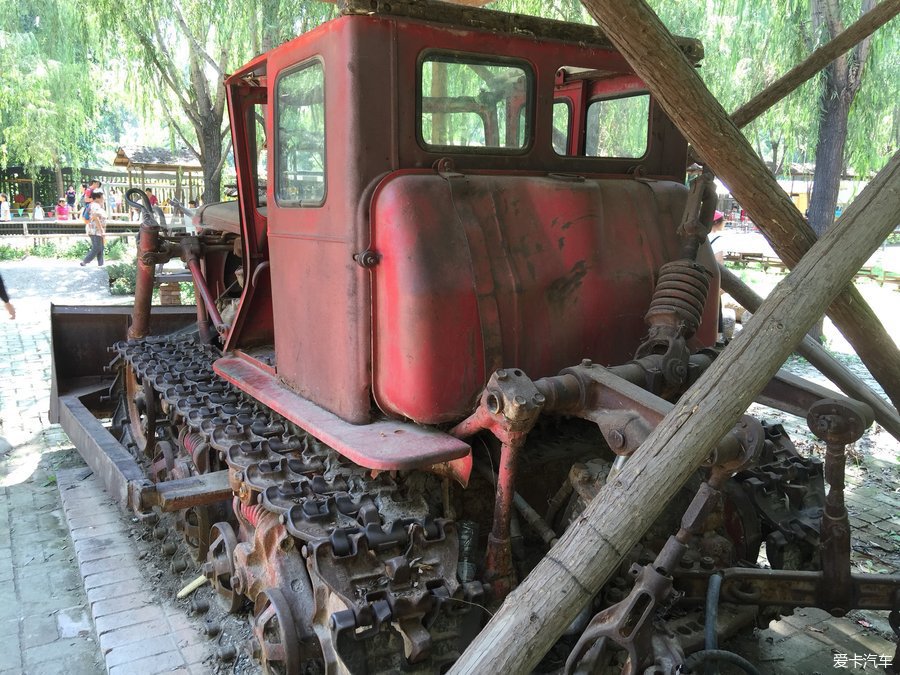 老式东方红75拖拉机图片