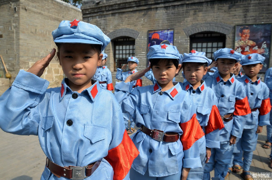 【图】邯郸小学生穿红军装参加爱国主义教育活动