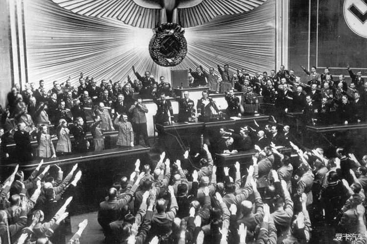阿道夫·希特勒,德国军事家,演说家,1933年被任命为德国总理,1934年至