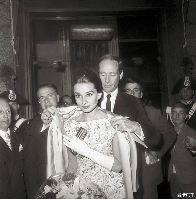 1959年,在离开影片《修女传》的放映会时,丈夫为赫本披上衣服