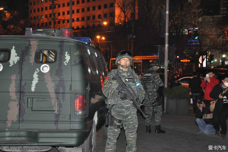 > 雪豹突擊隊進駐北京三里屯力保平安夜