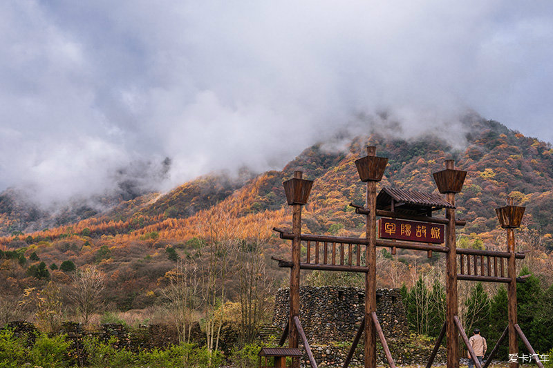 清晨阳光洒在云雾缭绕的山坡,山下是牟阳故城遗址.