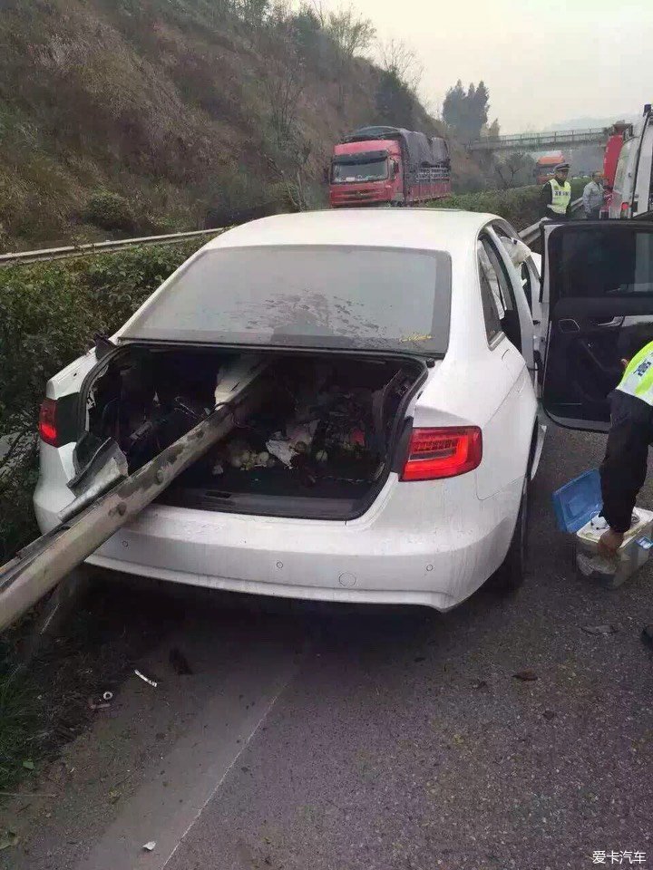 轿车撞护栏死亡图片