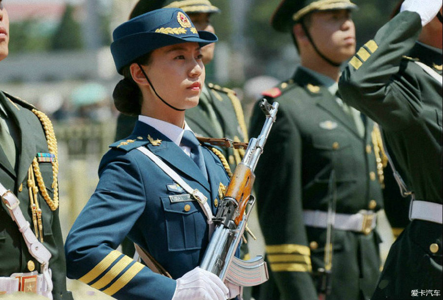 颯爽英姿的中國人民解放軍儀仗隊女兵剪影