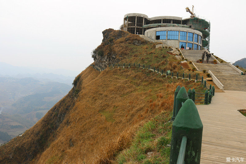 正在修建的观景台宾馆,坐落在悬崖峭壁上!