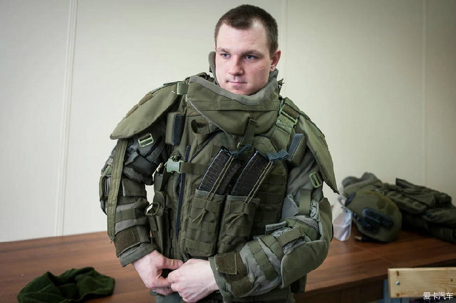 正在穿防弹衣的战斗工兵,注意这位弹匣袋里装的是rpk