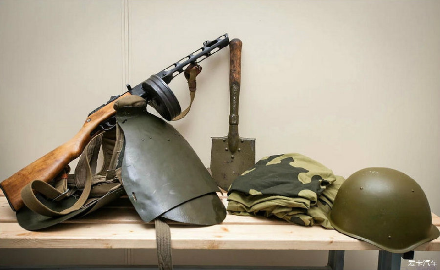 ppsh冲锋枪,钢质防弹衣,工兵锹,迷彩服,钢盔,二战苏联战斗工兵的特征