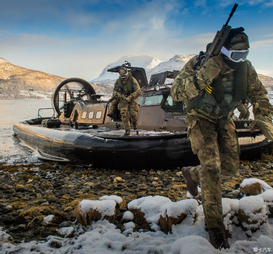 英国皇家海军在挪威哈尔斯塔冬季近海突击训练