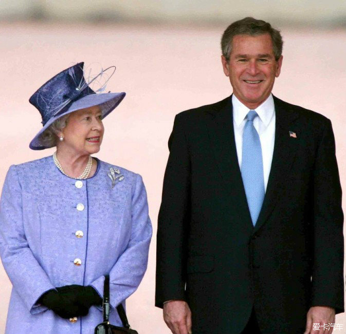 w布什在白金汉宫2003年,女王在伦敦接待了时任美国总统小布什