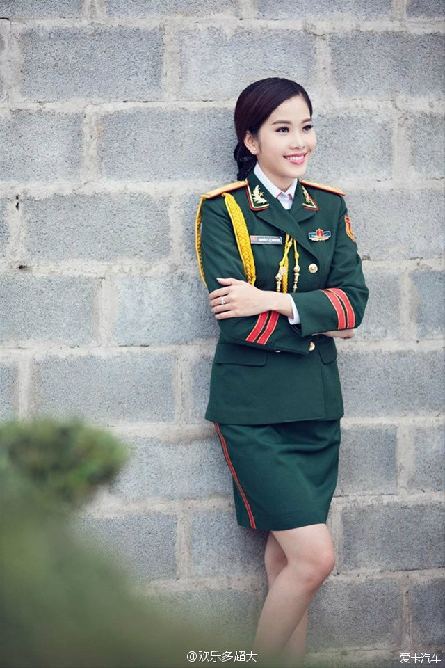 越南女兵穿新式军服拍靓照……】
