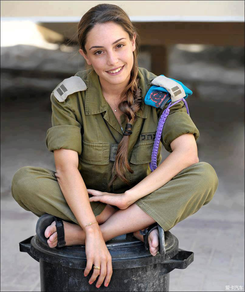 一位以色列女兵,她穿着配发的军装,袖子挽到小臂以上,看起来随意而