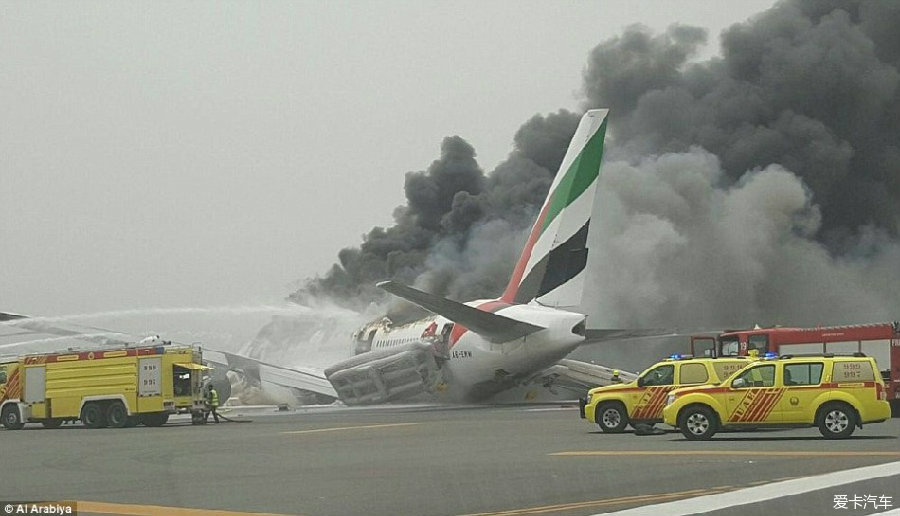 阿联酋载275人飞机用机腹迫降后爆炸起火