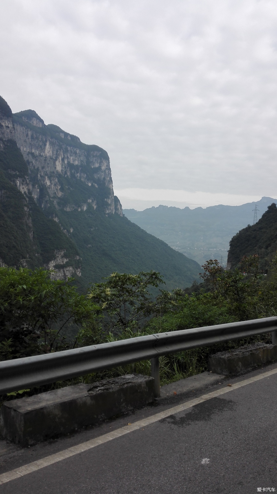 到恩施大峽谷路上堵車時拍的. 以下是大峽谷的風景.