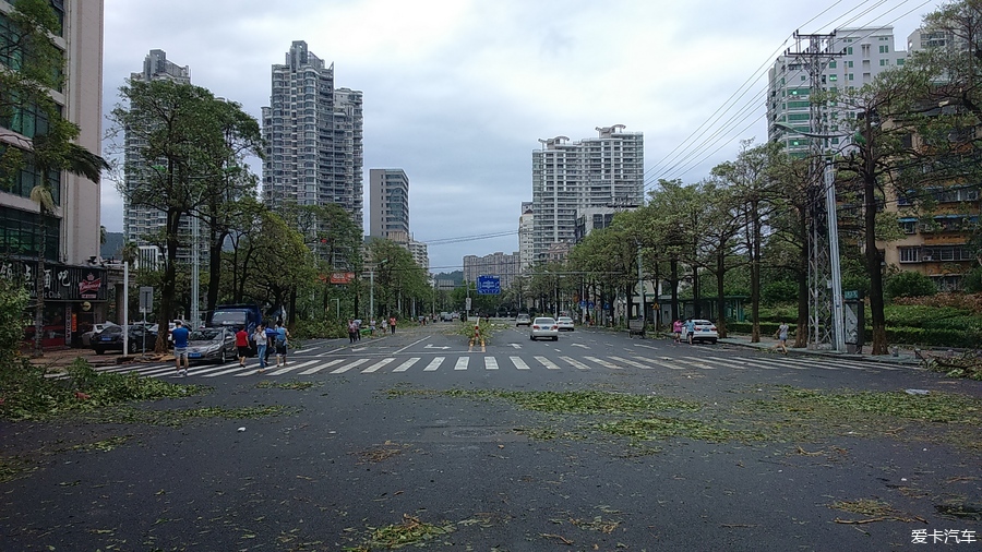 台风过后的厦门,前面的道路其实是不通的.