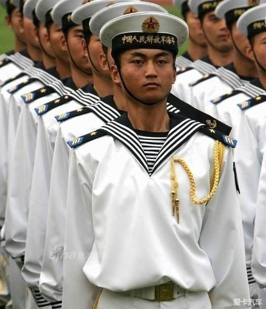 > 【解放軍還有這樣的:人民海軍曾經的非主流軍服……】