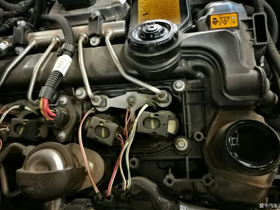 宝马5系更换气缸盖罩图片