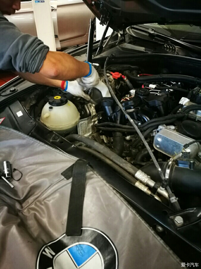 宝马5系更换气缸盖罩图片