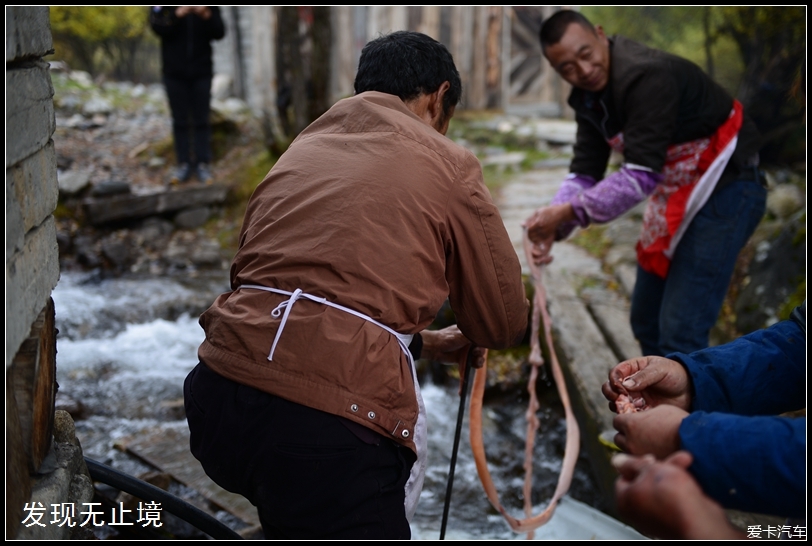 当地淳朴的加绒藏族村民杀鸡宰牛招待我们