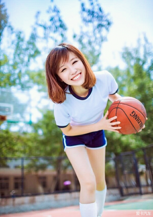 > 来一组短发玩篮球的姑娘,笑得这叫一个阳光灿烂