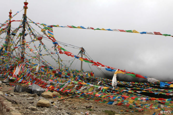 穿過德欽隧道下山,沒有進德欽縣城,直奔飛來寺.