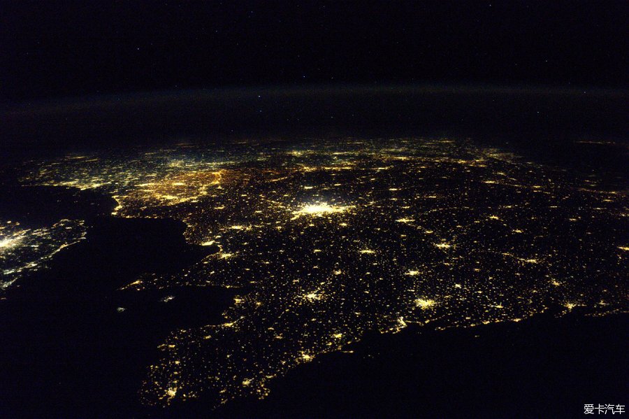 nasa发布的从空间站俯瞰地球夜景