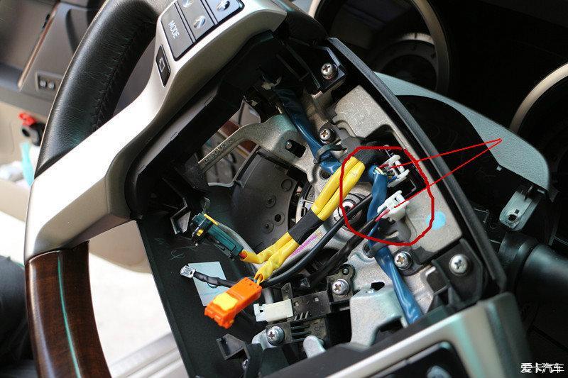 安装过程中,没必要把安全气囊的插头拔下,只要把方向盘安全气囊放