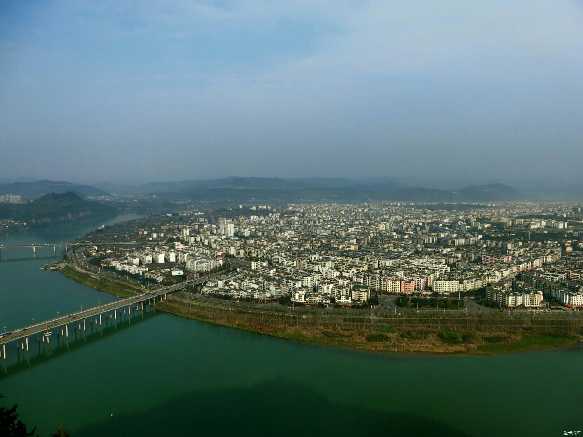 登白塔山看閬中全景.