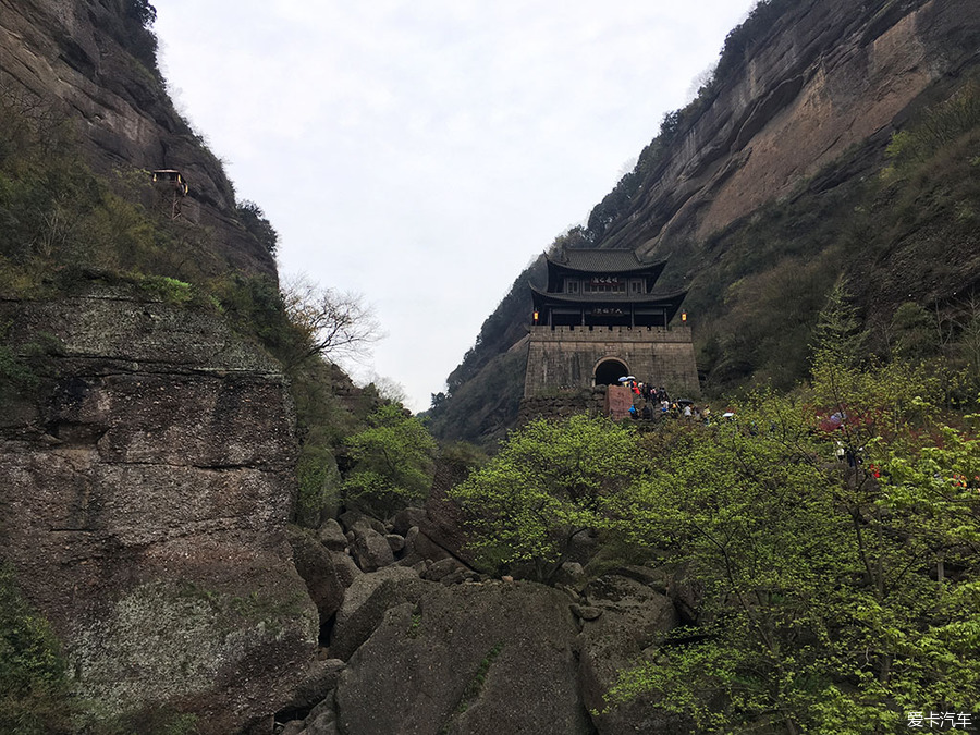 的峽谷間,建在不足百米寬的劍門山峽口,成為古時進出蜀地的咽喉要隘