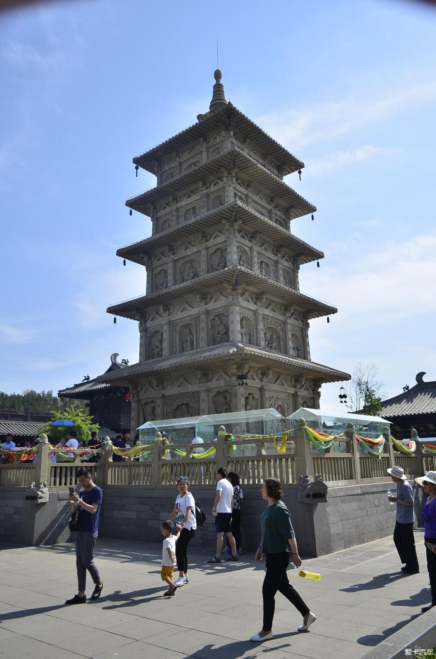 雲岡石窟位於大同市城西約16公里的武州(周)山南麓,武州川的北岸,始