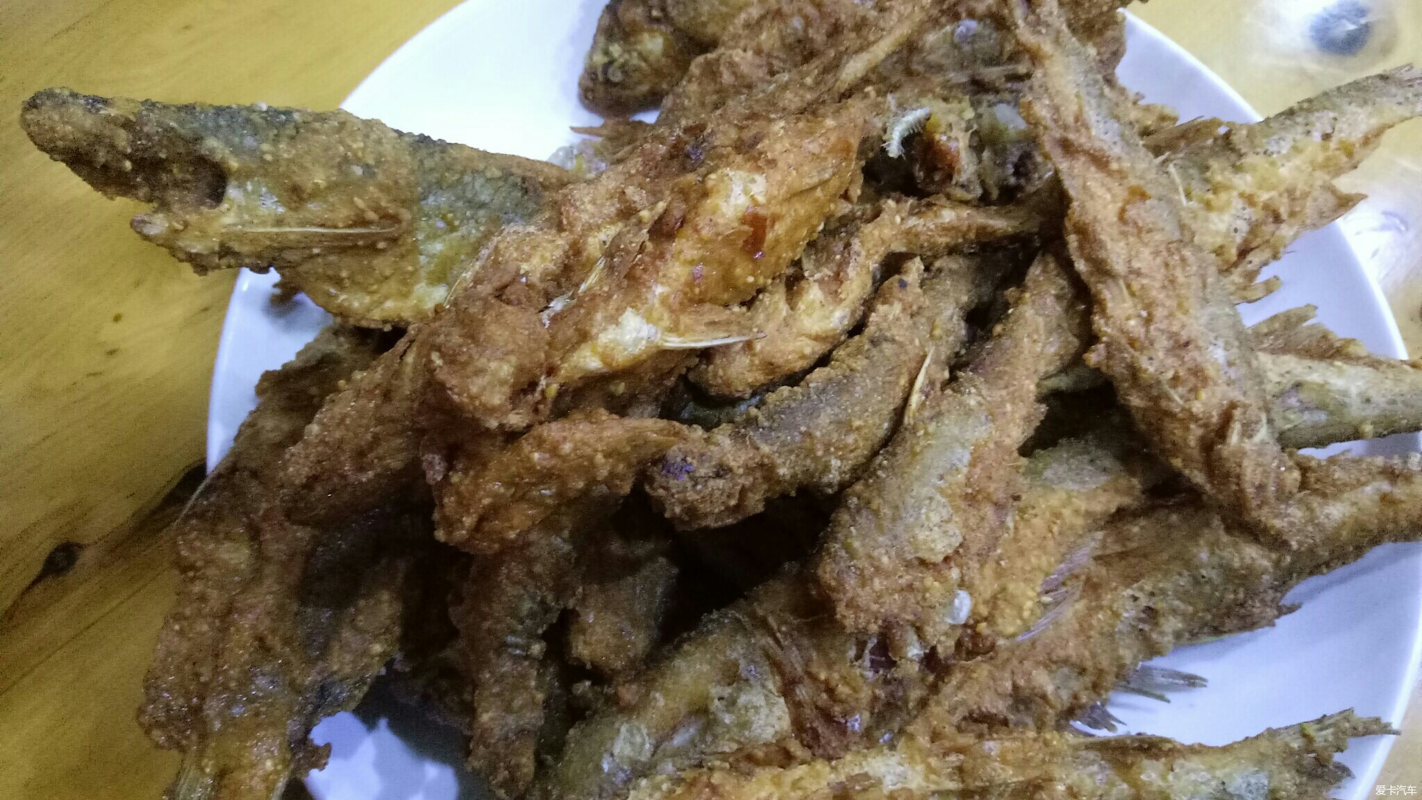 在饭店里经过加工后出来的面炸鱼