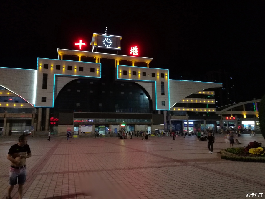 酒泉火车站夜景图片