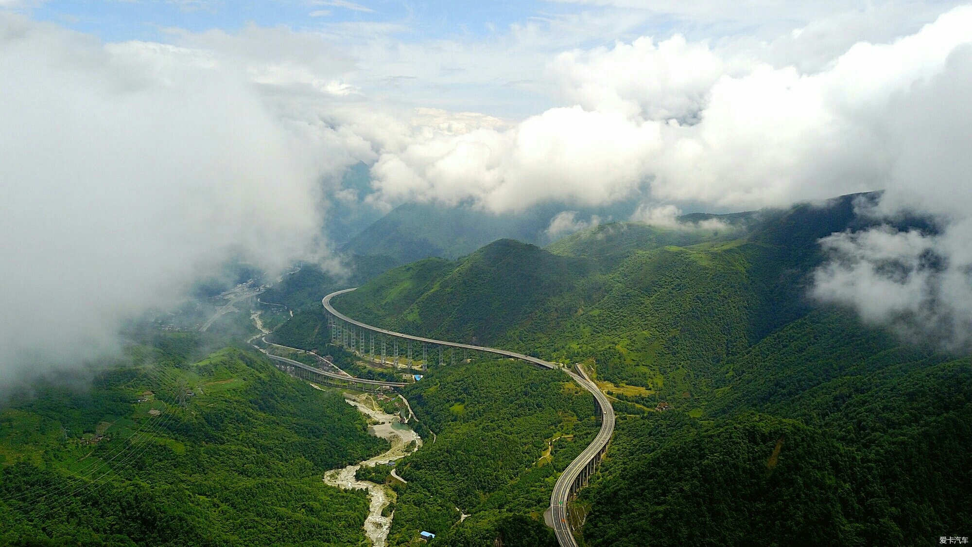 四川山区高速公路航拍