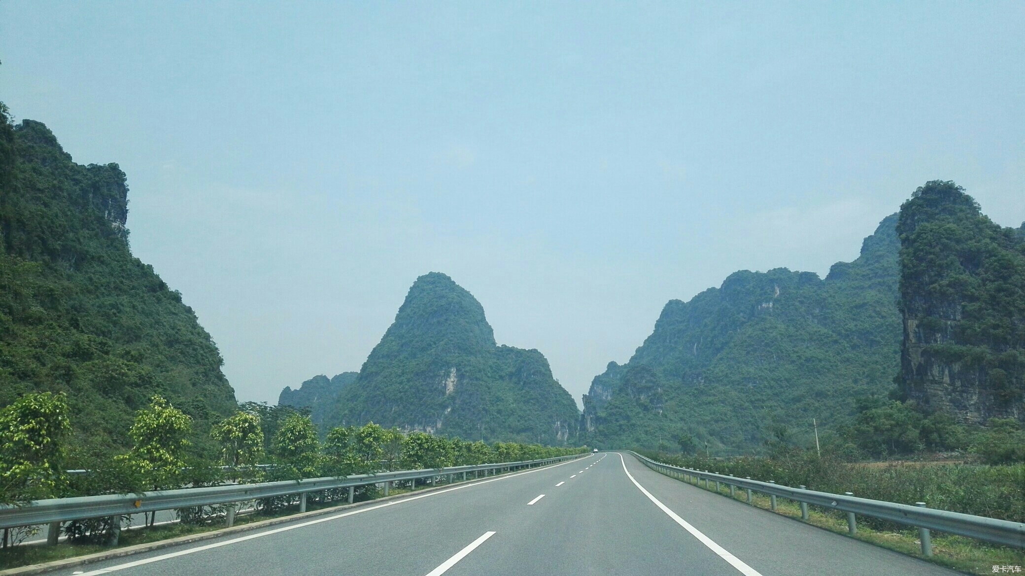 靖西高速,约280km,路况好,风景美,车辆少,被称为:中国高速仙境第一路