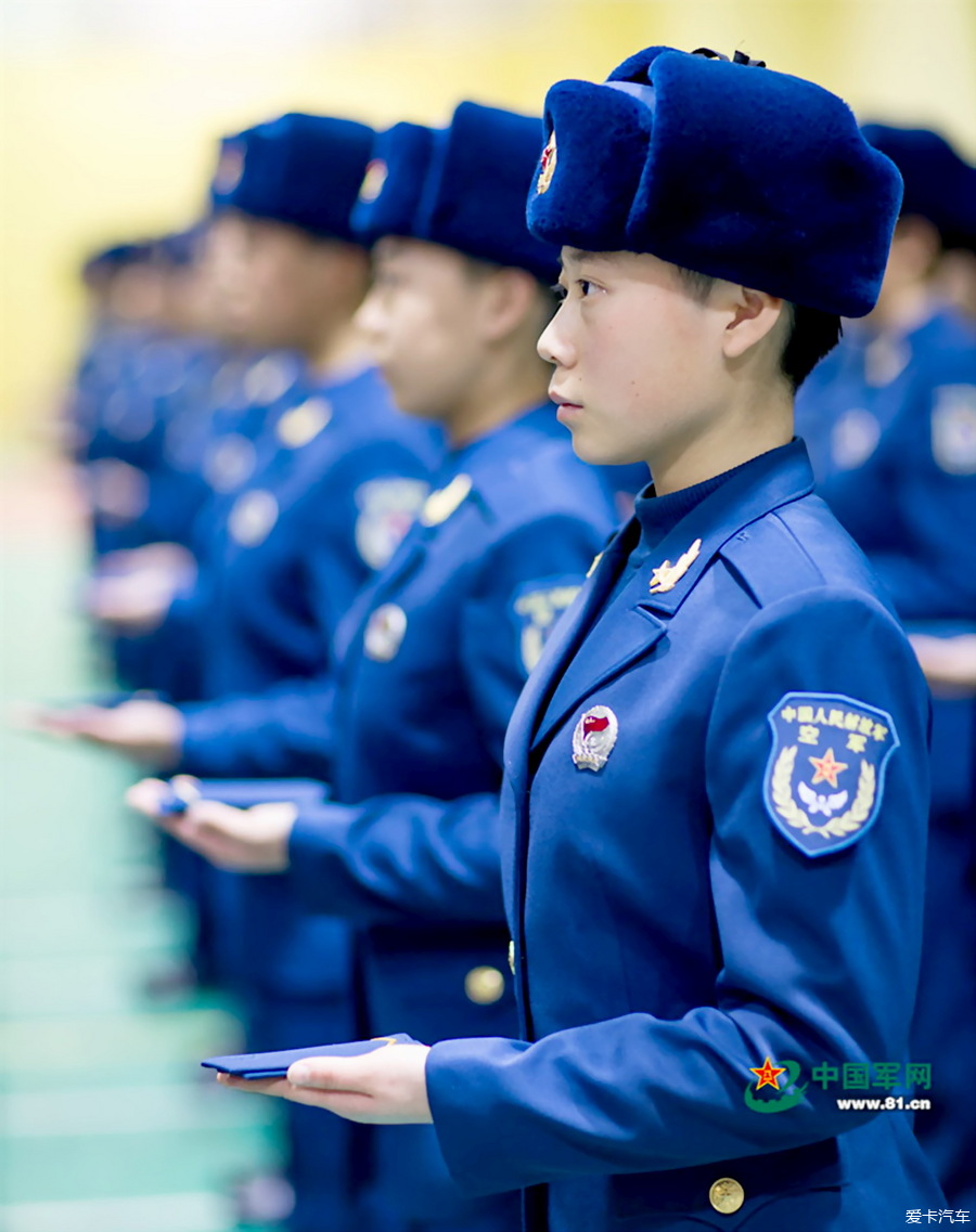 空军女兵新兵图片