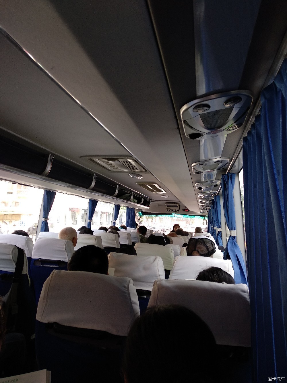 大巴车里面乘客的图片图片