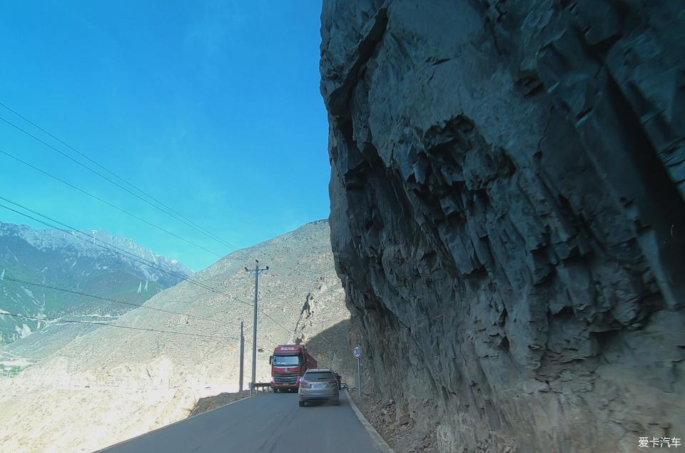 山势陡峭,险峻,道路虽平,却很窄,很多地方路基塌陷,外侧根本无法行车