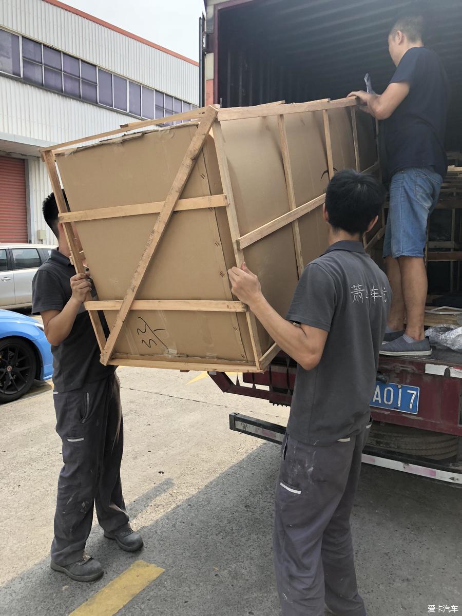 獨到 F-PACE首发版上身定制版SVR后包围及碳纤维后唇