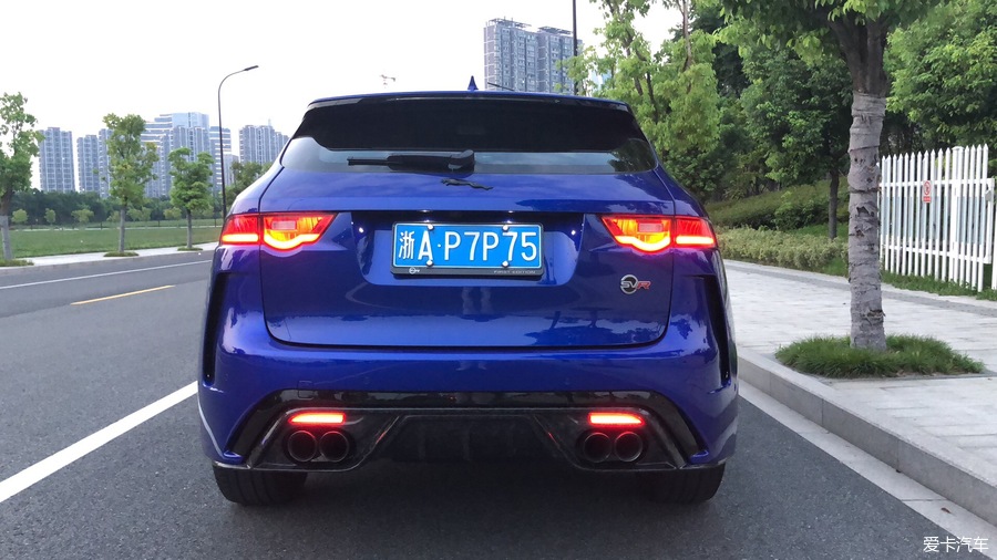 獨到 F-PACE首发版上身定制版SVR后包围及碳纤维后唇