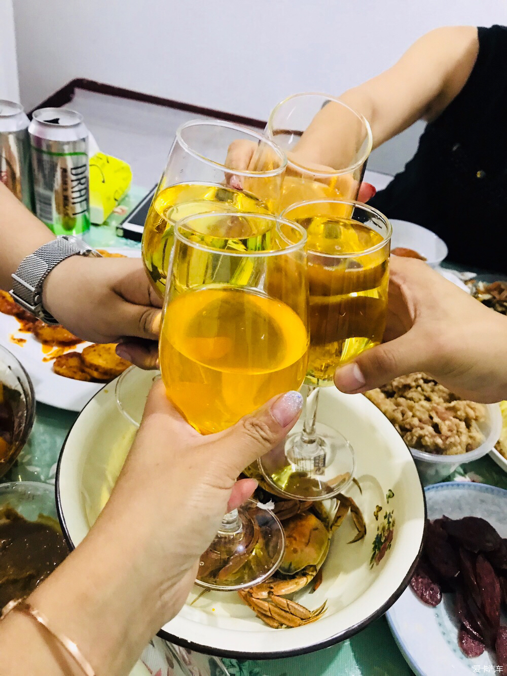 频频举杯