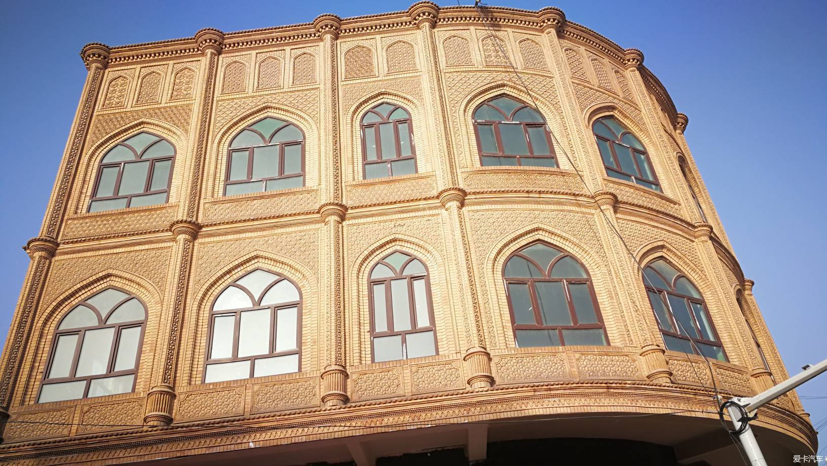 为什么乌鲁木齐大巴扎是这样的,到了喀什就知道了,维族建筑风格都是